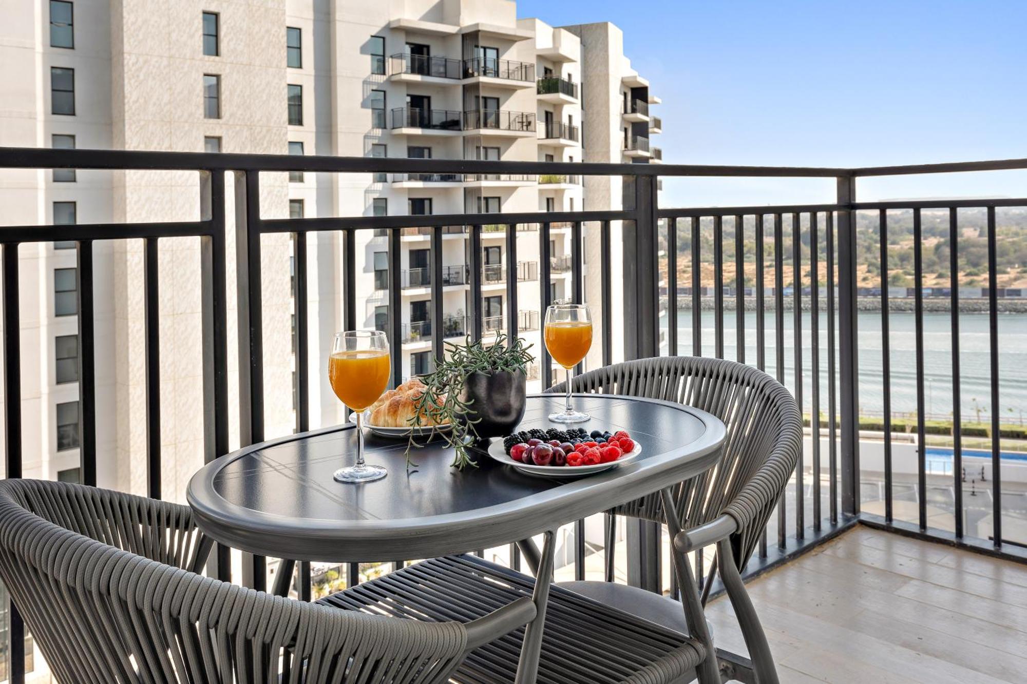 Apartment Yas Island Premier Apts By Desert Key - Steps To Ferrari World & Yas Mall *