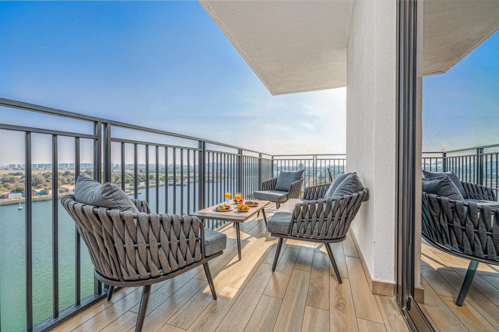 Yas Island Premier Apts By Desert Key - Steps To Ferrari World & Yas Mall Apartment *